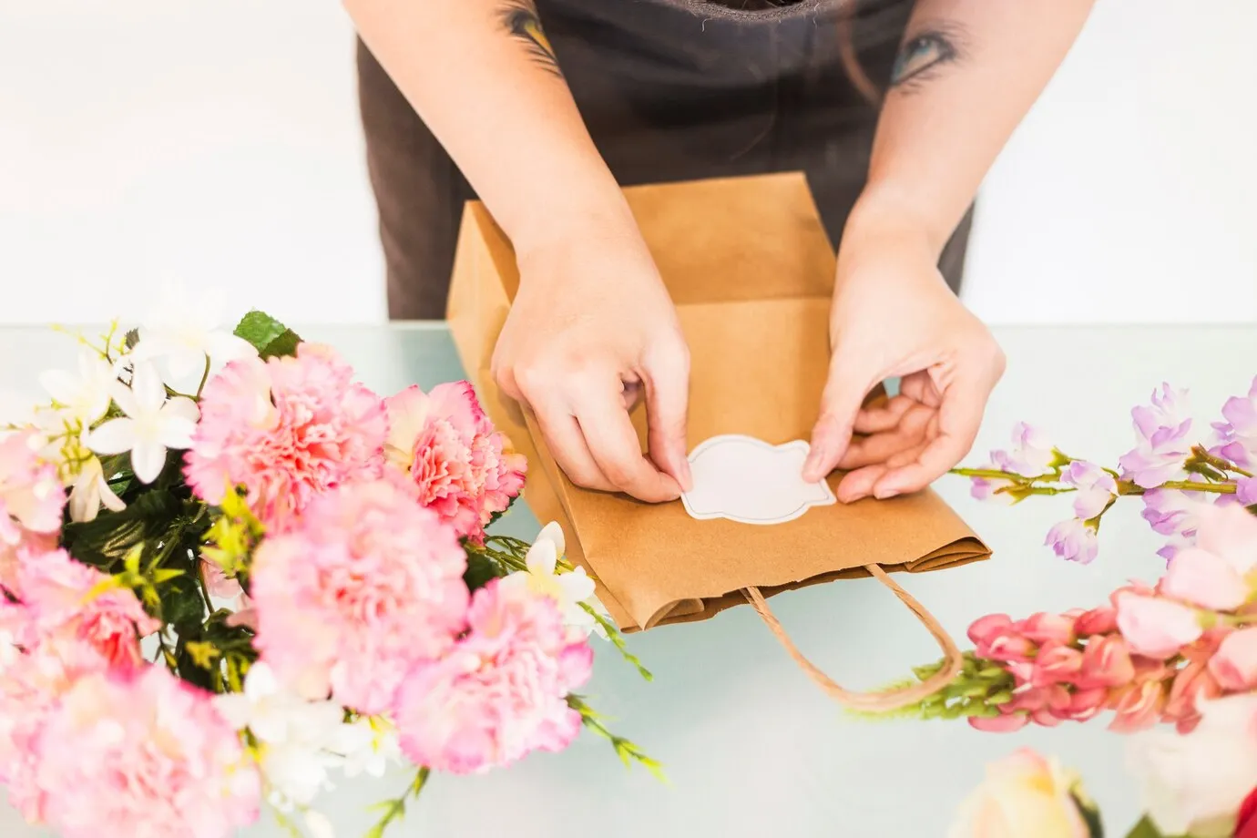 florist-hand-sticking-label-pape
